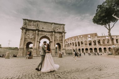 Genç düğün çifti Constantine Arch, Roma, İtalya