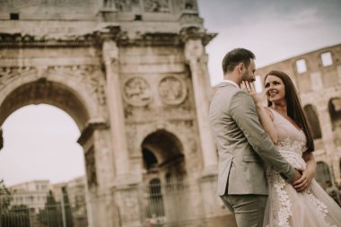 Genç düğün çifti aşık Roma, İtalya