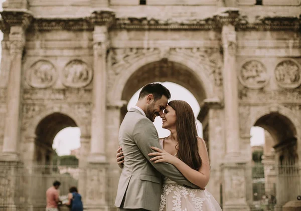Junges Hochzeitspaar Verliebt Rom Italien — Stockfoto