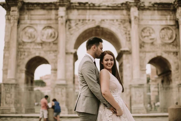 Genç düğün çifti aşık Roma, İtalya