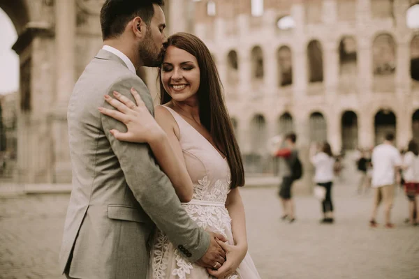 Mladí Svatební Pár Lásce Římě Itálie — Stock fotografie