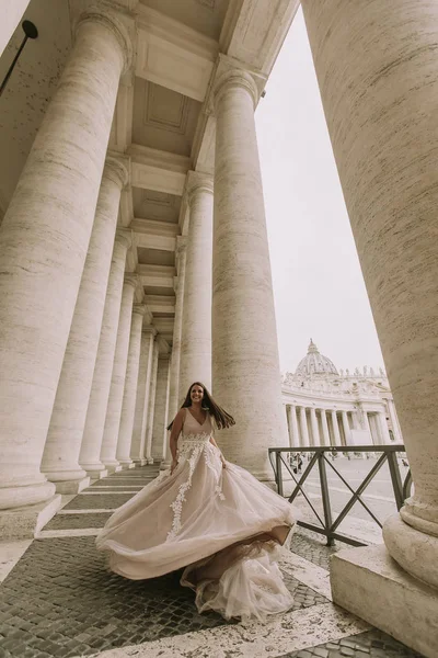 Vatikan colonnade gelinlikli genç ve güzel gelini