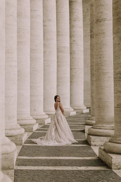 Όμορφη Νεαρή Νύφη Στο Γάμο Φόρεμα Στο Βατικανό Κιονοστοιχίας — Φωτογραφία Αρχείου