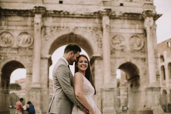 Genç Düğün Çifti Aşık Roma Talya — Stok fotoğraf