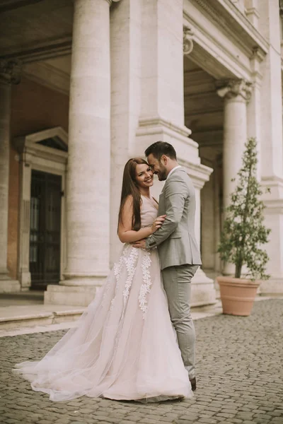 Young Attractive Newly Married Couple Walking Posing Rome Beautiful Ancient — Stock Photo, Image