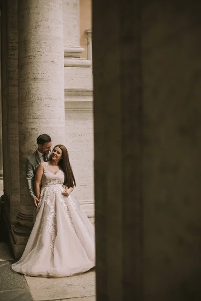 Joven Pareja Atractiva Recién Casada Caminando Posando Roma Con Hermosa — Foto de Stock