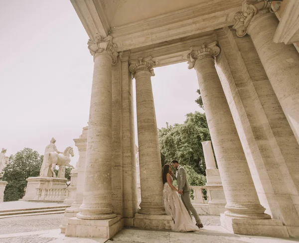 Joven Pareja Atractiva Recién Casada Caminando Posando Roma Con Hermosa — Foto de Stock