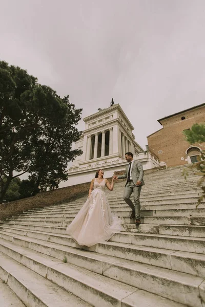 Amorosa Novia Novio Caminando Aire Libre Plaza Spagna Trinita Dei — Foto de Stock