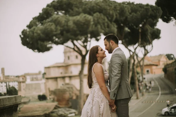 Jeune Beau Couple Nouvellement Marié Posant Rome Avec Belle Ancienne — Photo