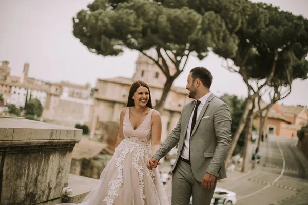 Jovem Casal Recém Casado Atraente Andando Posando Roma Com Arquitetura — Fotografia de Stock