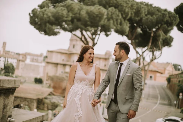 Jovem Casal Recém Casado Atraente Andando Posando Roma Com Arquitetura — Fotografia de Stock