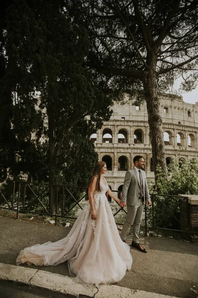 Joven Pareja Atractiva Recién Casada Caminando Posando Roma Con Hermosa — Foto de Stock