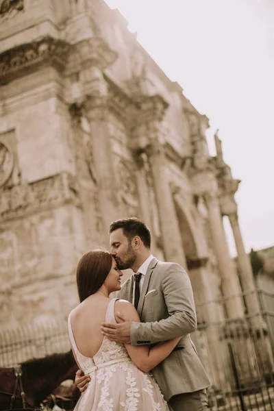 Genç Düğün Çifti Constantine Arch Roma Talya — Stok fotoğraf