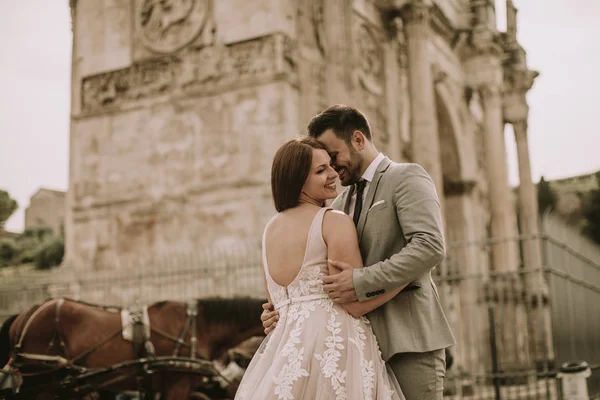 Genç düğün çifti Constantine Arch, Roma, İtalya