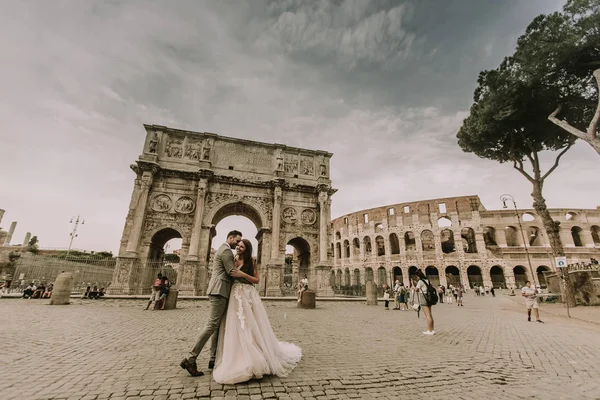 Genç düğün çifti Constantine Arch, Roma, İtalya