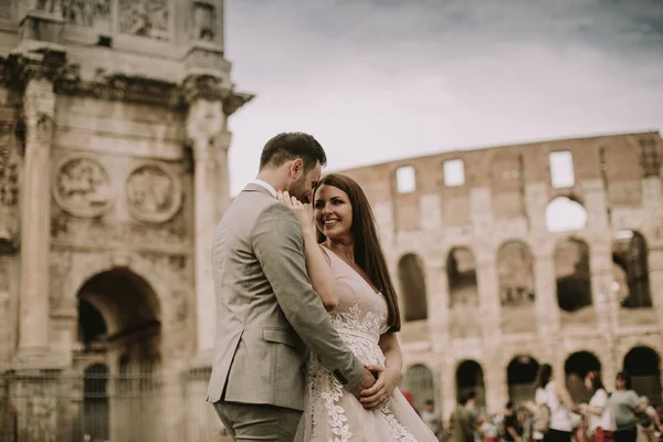 Genç Düğün Çifti Aşık Roma Talya — Stok fotoğraf