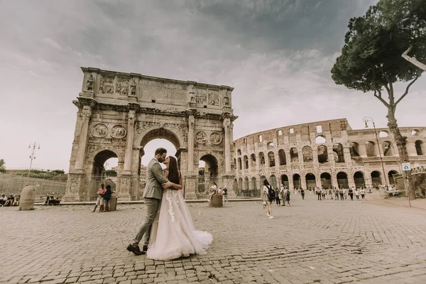 Genç düğün çifti Constantine Arch, Roma, İtalya