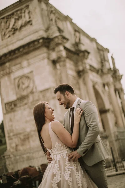 Genç düğün çifti Constantine Arch, Roma, İtalya