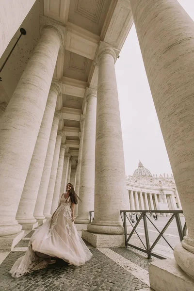 Vatikan colonnade gelinlikli genç ve güzel gelini