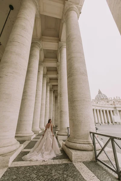 Досить Молодий Нареченою Весільну Сукню Ватикан Колонади — стокове фото