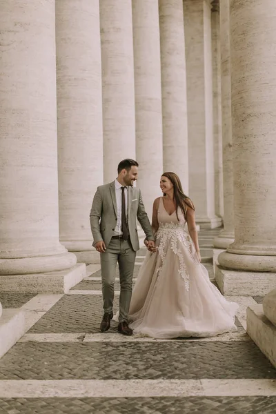 Young Wedding Couple Vatican Rome Italy — Stock Photo, Image