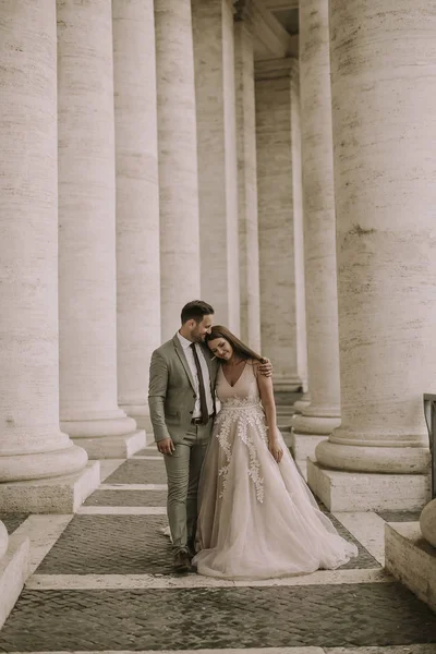 Young Wedding Couple Vatican Rome Italy — Stock Photo, Image