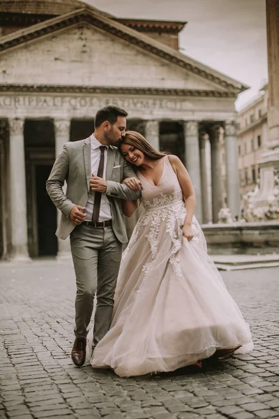 Young Attractive Newly Married Couple Walking Posing Rome Beautiful Ancient — Stock Photo, Image