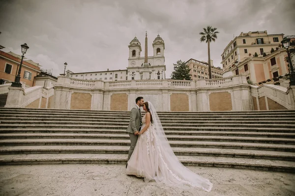 Pareja Joven Boda Las Escaleras Españolas Roma Italia — Foto de Stock