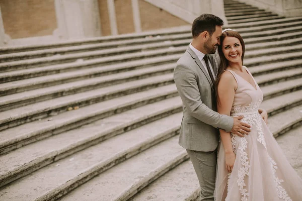 Pareja Joven Boda Las Escaleras Españolas Roma Italia —  Fotos de Stock