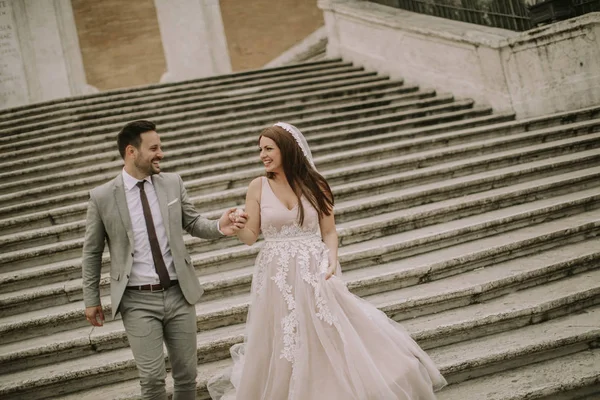 イタリア ローマのスペイン階段で若い結婚式のカップル — ストック写真