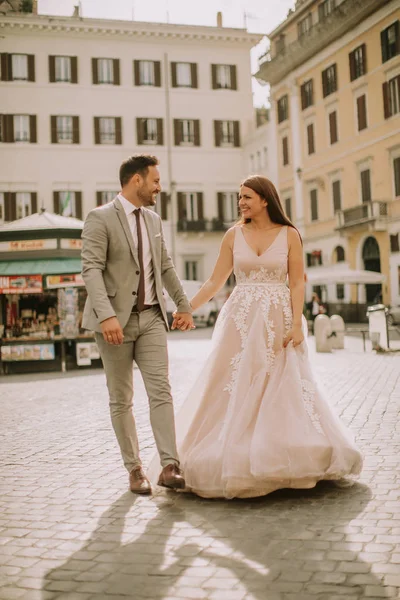 Young Attractive Newly Married Couple Walking Posing Rome Beautiful Ancient — Stock Photo, Image