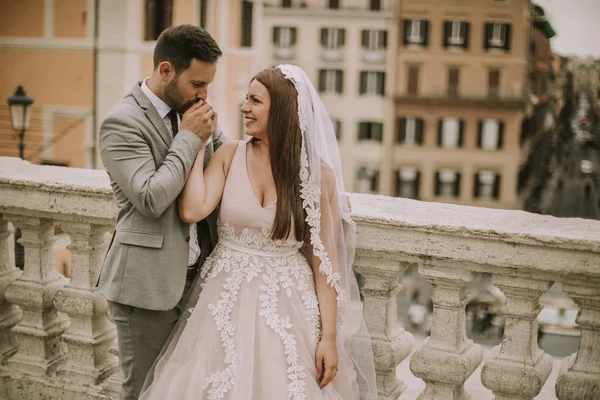 Joven Pareja Atractiva Recién Casada Caminando Posando Roma Con Hermosa — Foto de Stock