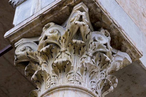 Крупный План Старинного Декоративного Столба Модены Италия — стоковое фото