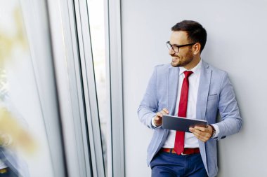 Office dijital tablet ile genç işadamı portresi