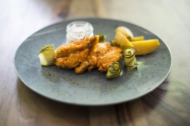 Manzaraya kıtır tavuk plaka üzerinde