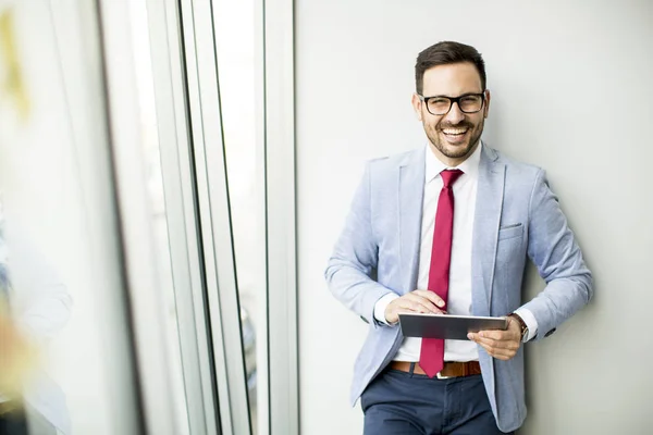 Retrato Jovem Empresário Com Tablet Digital Escritório — Fotografia de Stock