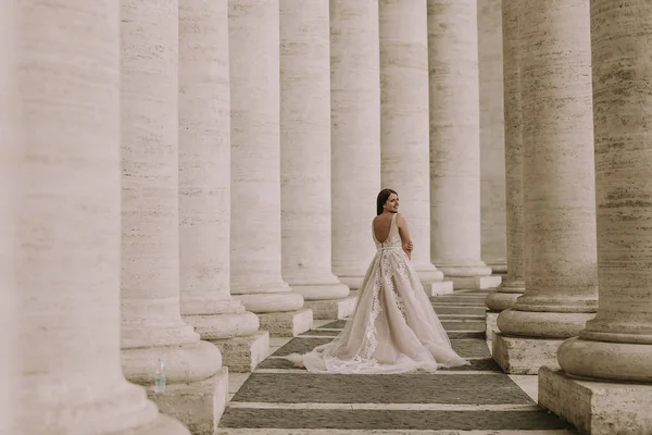 Красивая Молодая Невеста Свадебном Платье Ватиканской Колоннаде — стоковое фото