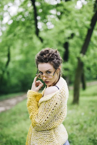 Portrait Jolie Jeune Femme Avec Des Lunettes Dans Parc — Photo