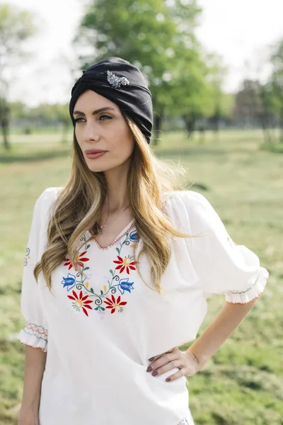 Portrait Young Woman Turban Head Posing Outdoor Park — Stock Photo, Image