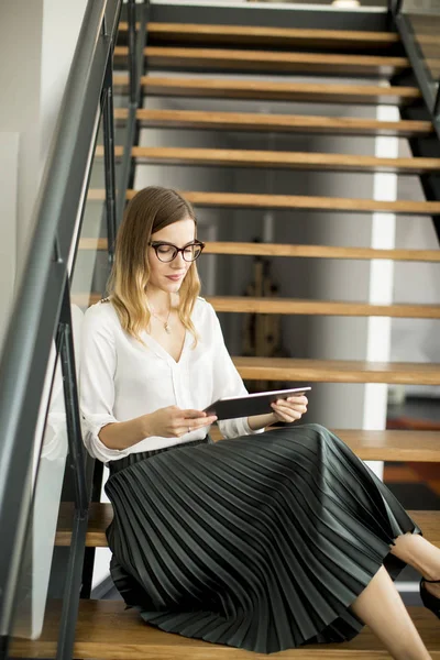 Modern Ofis Bir Merdiven Üzerinde Otururken Dijital Tablet Üzerinde Çalışan — Stok fotoğraf