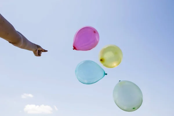 Massor Färgglada Ballonger Handen Mot Blå Himmel — Stockfoto