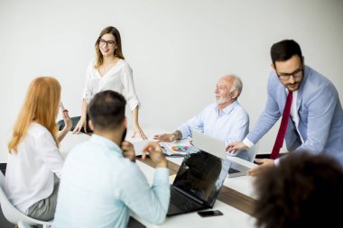 Modern ofiste çalışan bir grup iş adamı.