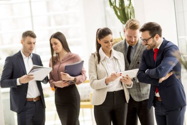 Toplantı uymak office ayakta modern ofisindeki büyük pencerenin önünde Grubu'nun
