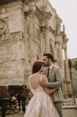 Genç düğün çifti Constantine Arch, Roma, İtalya