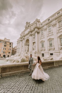 Sadece gelin ve damadın önünde Trevi Çeşmesi (Fontana di Trevi), Roma, İtalya, poz evli