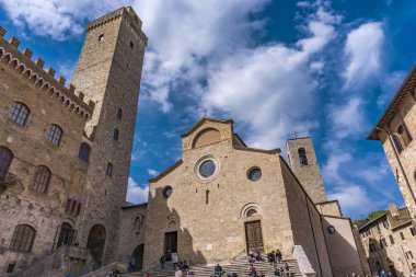 San Gimignano, İtalya - 8 Nisan 2018: Piazza del Duomo San Gimignano, İtalya, tanımlanamayan insanlar. San Gimignano tarihi merkezi 1990 yılından bu yana Unesco Dünya Mirası alanı belirlenmiş.