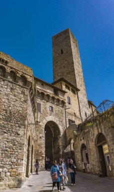 San Gimignano, İtalya - 8 Nisan 2018: San Gimignano, İtalya'nın sokakta kimliği belirsiz kişi. San Gimignano tarihi merkezi 1990 yılından bu yana Unesco Dünya Mirası alanı belirlenmiş.