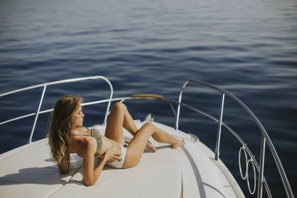 Hübsche Junge Frau Entspannt Auf Der Jacht Auf See — Stockfoto