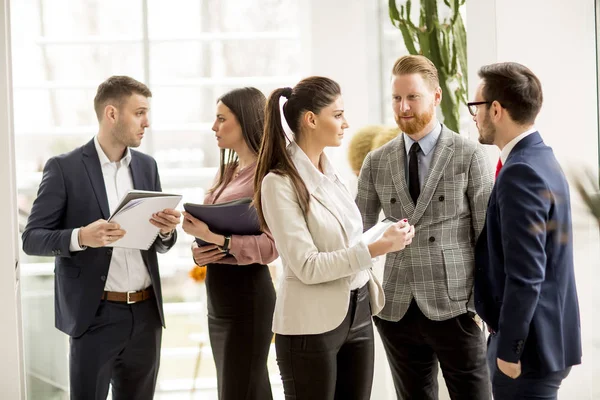 Reunión Grupo Empresarios Oficina Pie Frente Gran Ventana Oficina Moderna — Foto de Stock