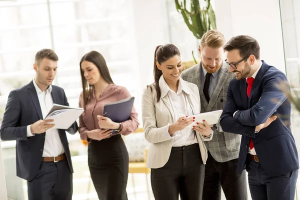 Reunión Grupo Empresarios Oficina Pie Frente Gran Ventana Oficina Moderna — Foto de Stock